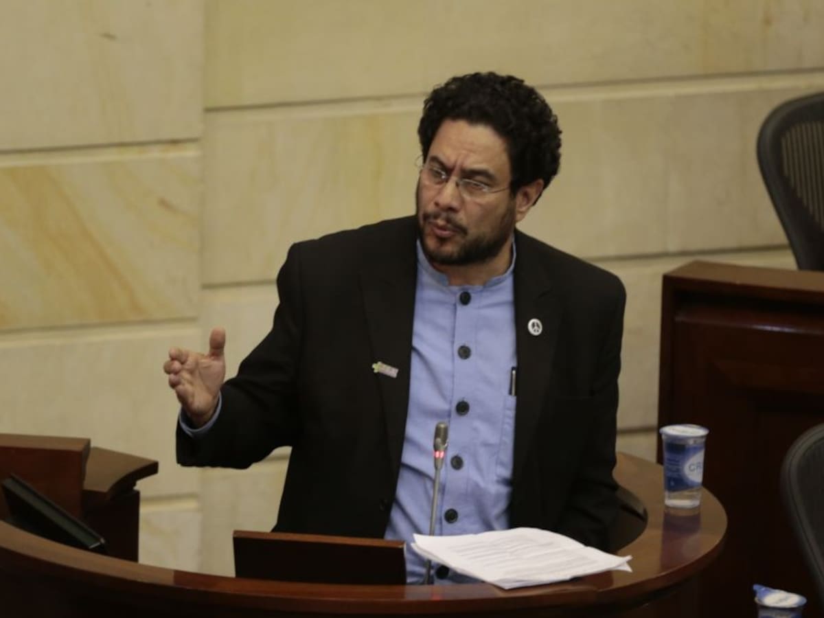 Cepeda reveló que aparece en carpeta de víctimas de seguimientos ilegales