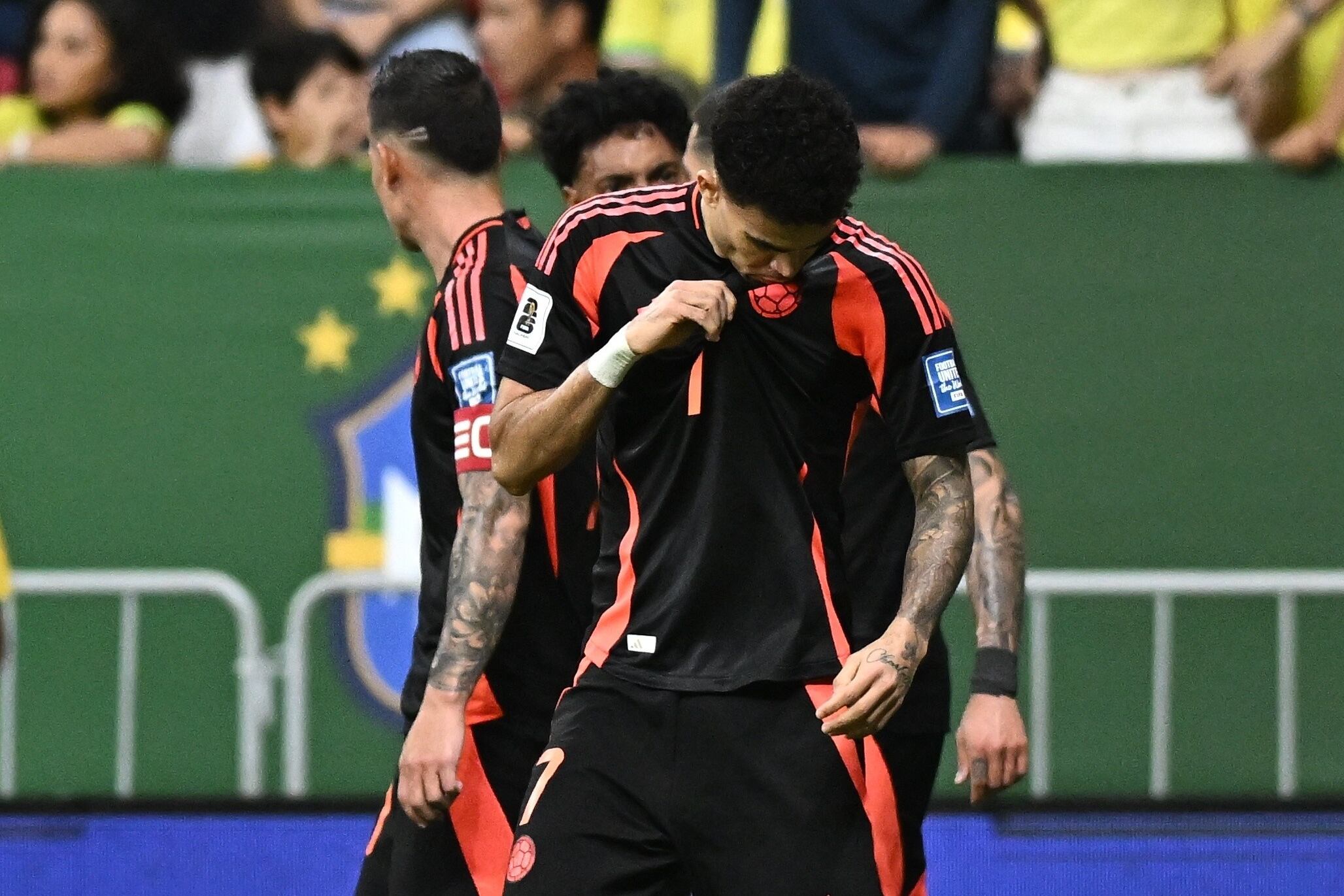 Luis Díaz anota su tercer gol frente a Brasil por Eliminatorias.  EFE/ Andre Borges