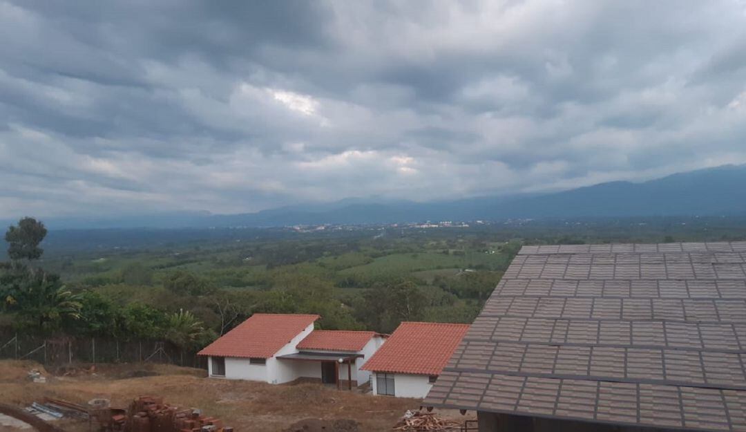 Al fondo la ciudad de Armenia, vista desde el corregimiento de Pueblo Tapao en Montenegro, Quindío