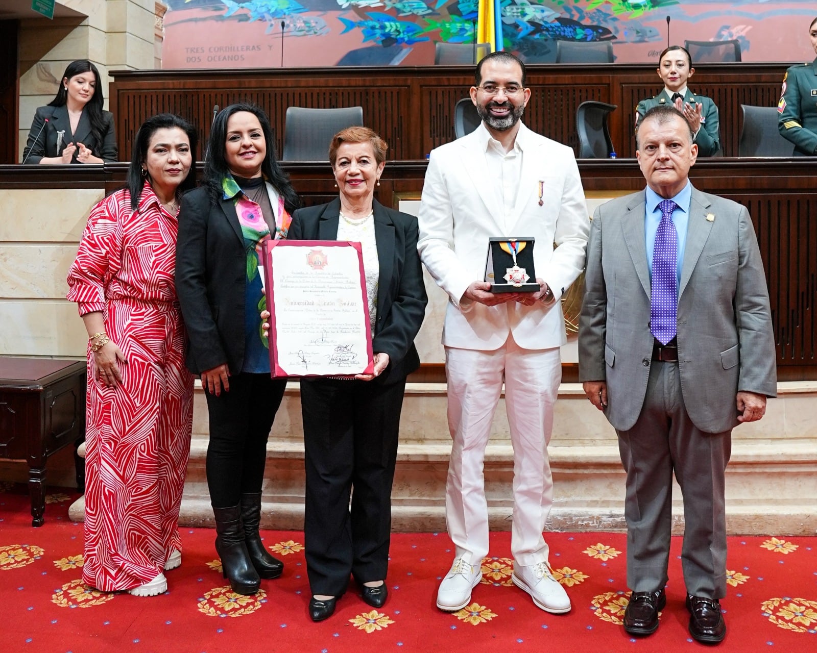 Unisimón recibe la máxima distinción del Congreso de la República por su aporte a la educación superior. Foto: Unisimón.