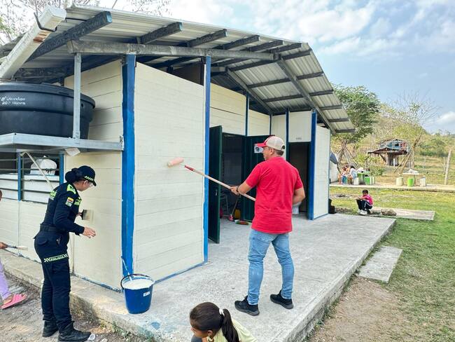 A punta de pintura, rodillo y brocha policía embellece colegio en El Salado