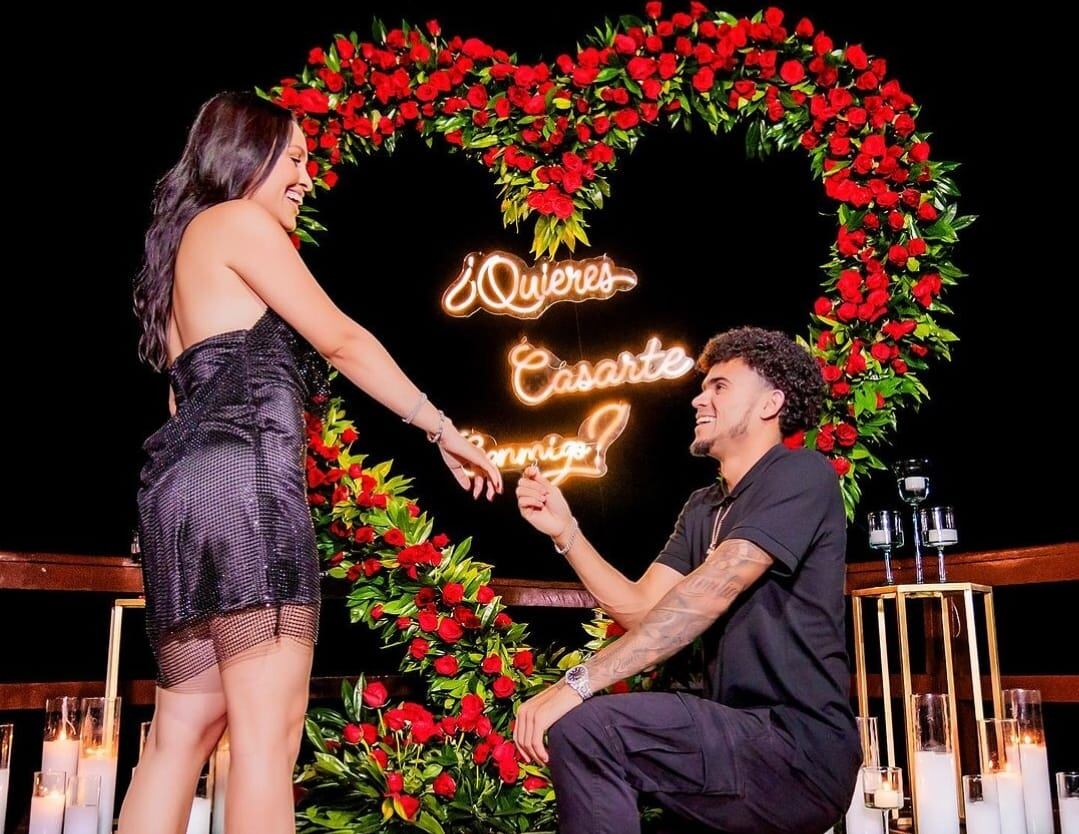 Luis Díaz aprovechó sus vacaciones en Colombia para pedirle matrimonio a su novia Geraldine Ponce. / Foto: luisdiaz19_