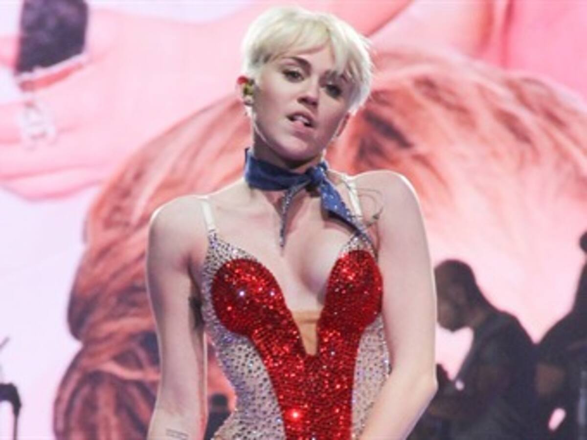 Un fallo de vestuario obliga a Miley Cyrus a actuar en ropa interior