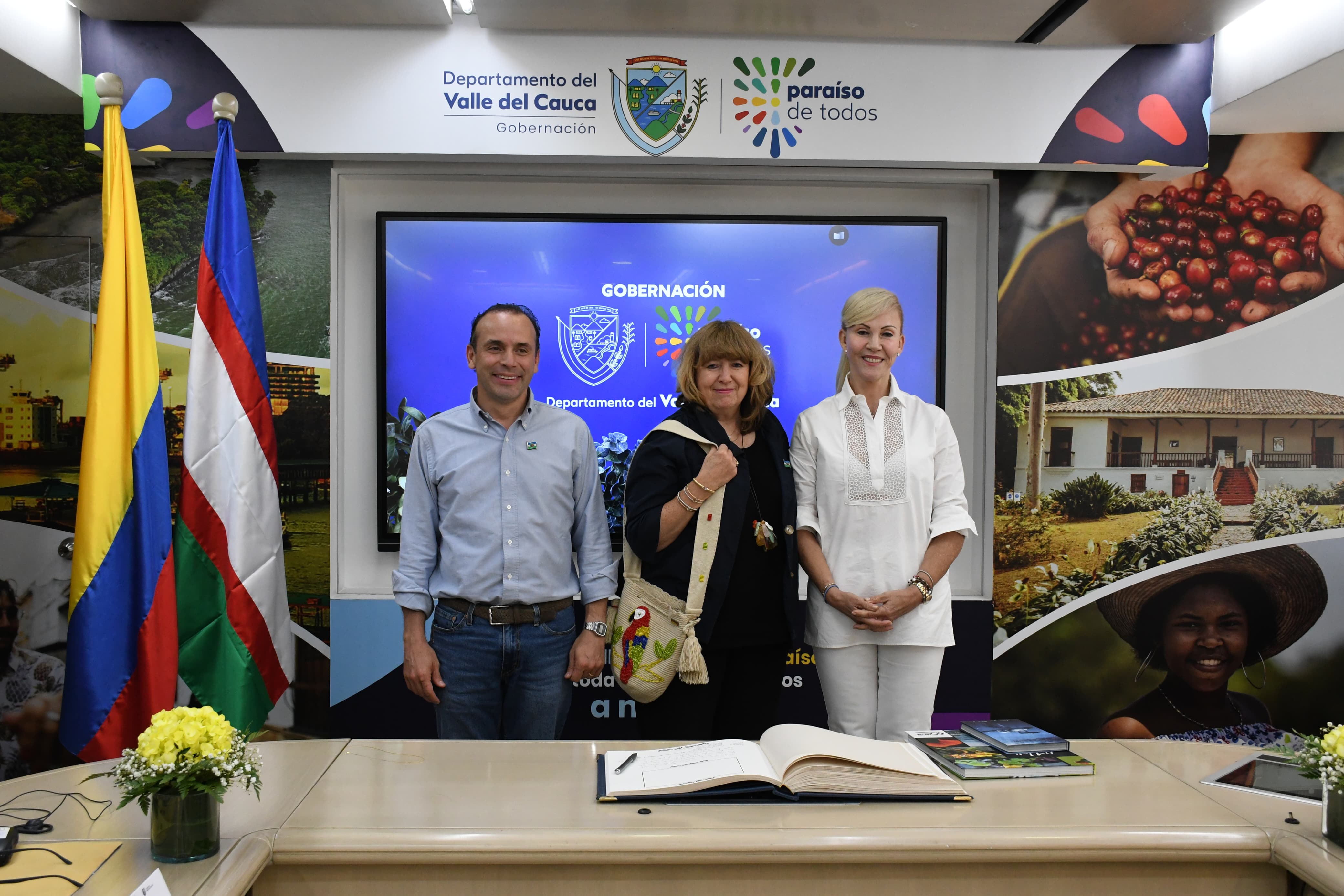 La secretaria ejecutiva del Convenio sobre Diversidad Biológica, Astrid Showmaker visitó Cali / Foto: Gobernación del Valle
