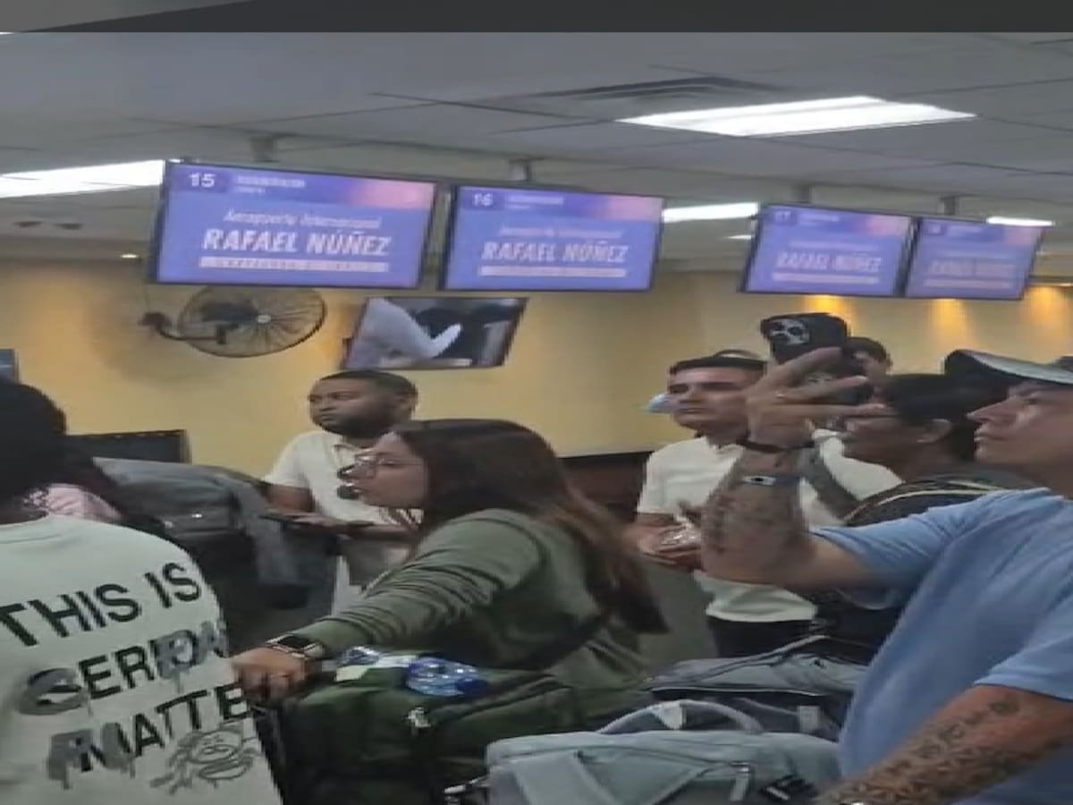 Más de 100 pasajeros llevan cuatro días varados en Cartagena por problemas con avión de Plus Ultra