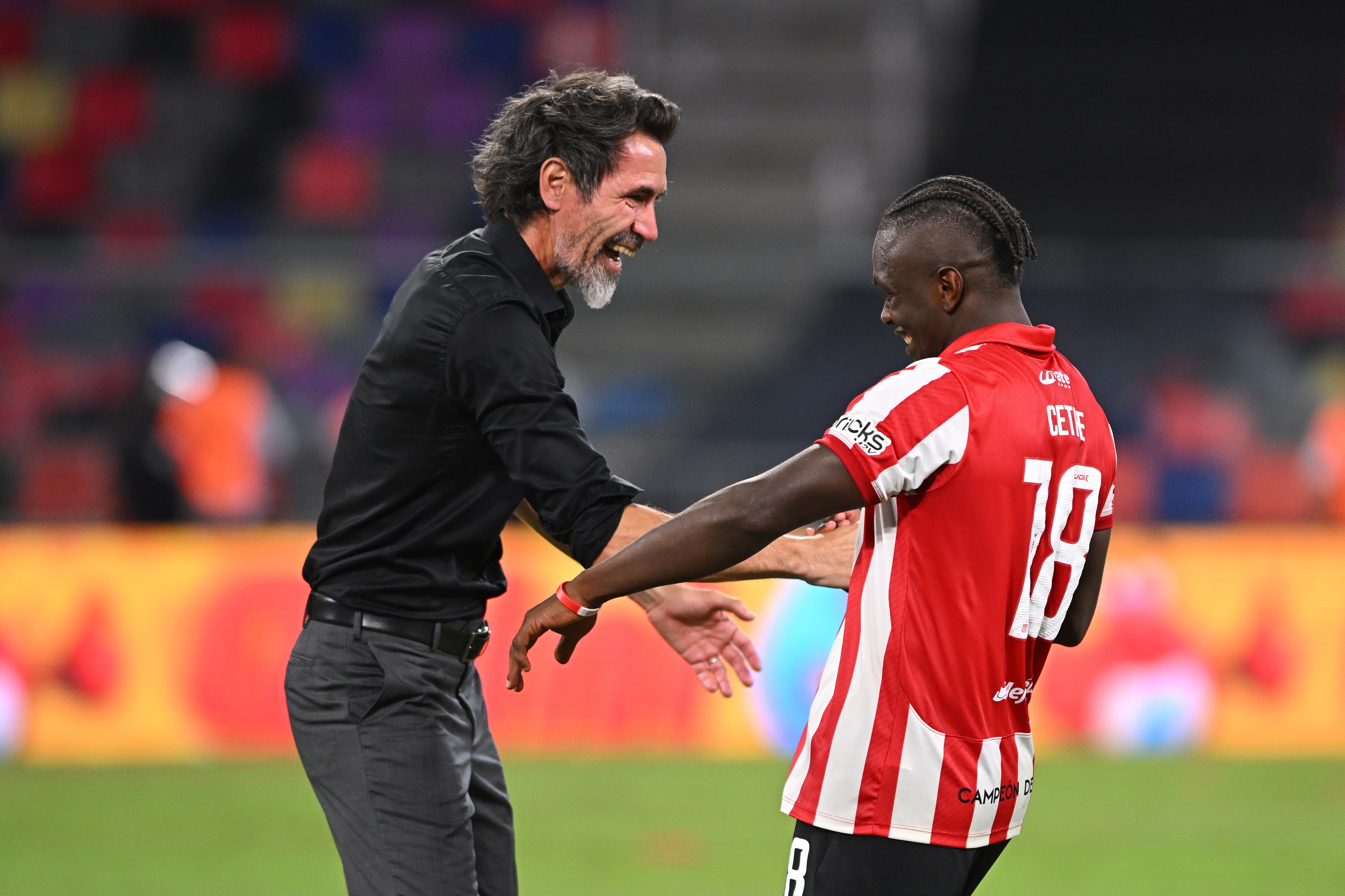 SANTIAGO DEL ESTERO, ARGENTINA - DECEMBER 13: Eduardo Dominguez head coach of Estudiantes La Plata celebrates with Edwuin Cetre after winning the the Torneo Clausura Betano 2025 Final match between  Racing Club and Estudiantes at Estadio Unico Madre de Ciudades on December 13, 2025 in Santiago del Estero, Argentina. (Photo by Rodrigo Valle/Getty Images)