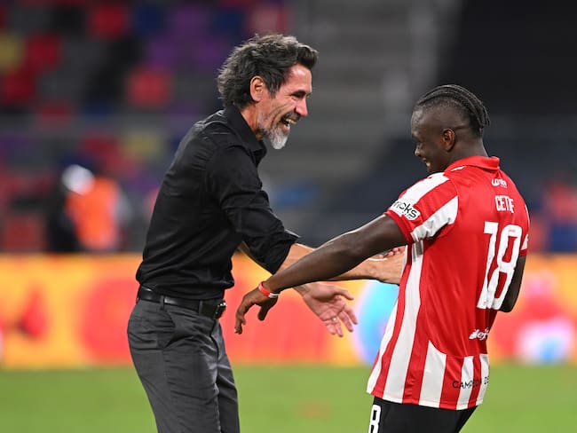SANTIAGO DEL ESTERO, ARGENTINA - DECEMBER 13: Eduardo Dominguez head coach of Estudiantes La Plata celebrates with Edwuin Cetre after winning the the Torneo Clausura Betano 2025 Final match between Racing Club and Estudiantes at Estadio Unico Madre de Ciudades on December 13, 2025 in Santiago del Estero, Argentina. (Photo by Rodrigo Valle/Getty Images)