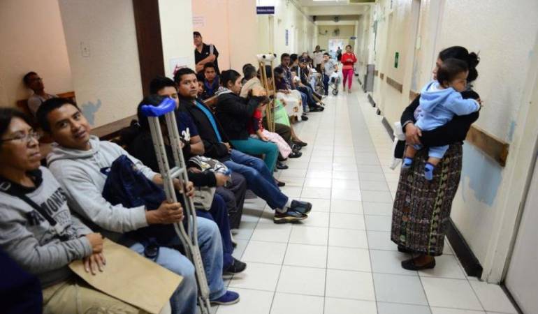 Cientos de pacientes esperan a diario remisiones, traslados, citas médicas y entrega de medicamentos.