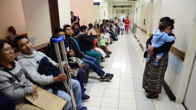 Cientos de pacientes esperan a diario remisiones, traslados, citas médicas y entrega de medicamentos.