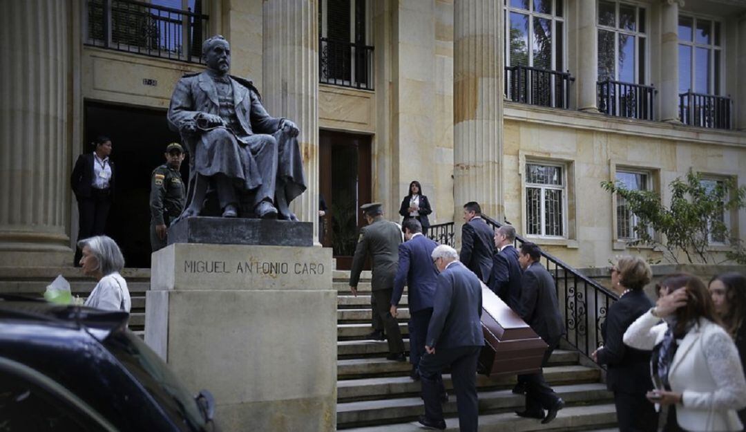 Llegada del cuerpo de Betancur a la velación.