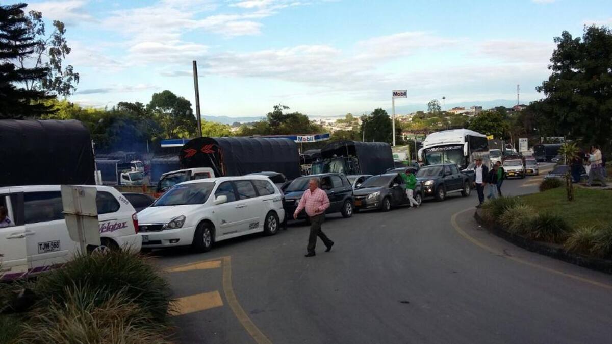 La carretera fue cerrada desde antes de la media noche del lunes, por un deslave.