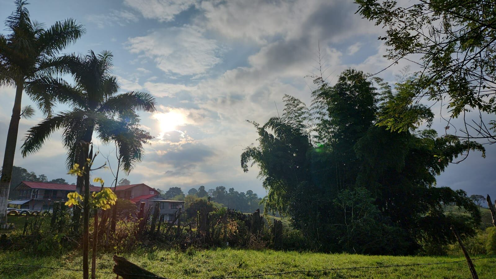 Amanecer en finca Miraflores vereda Pinares, Circasia, Quindío. Cortesía Faber Buitrago