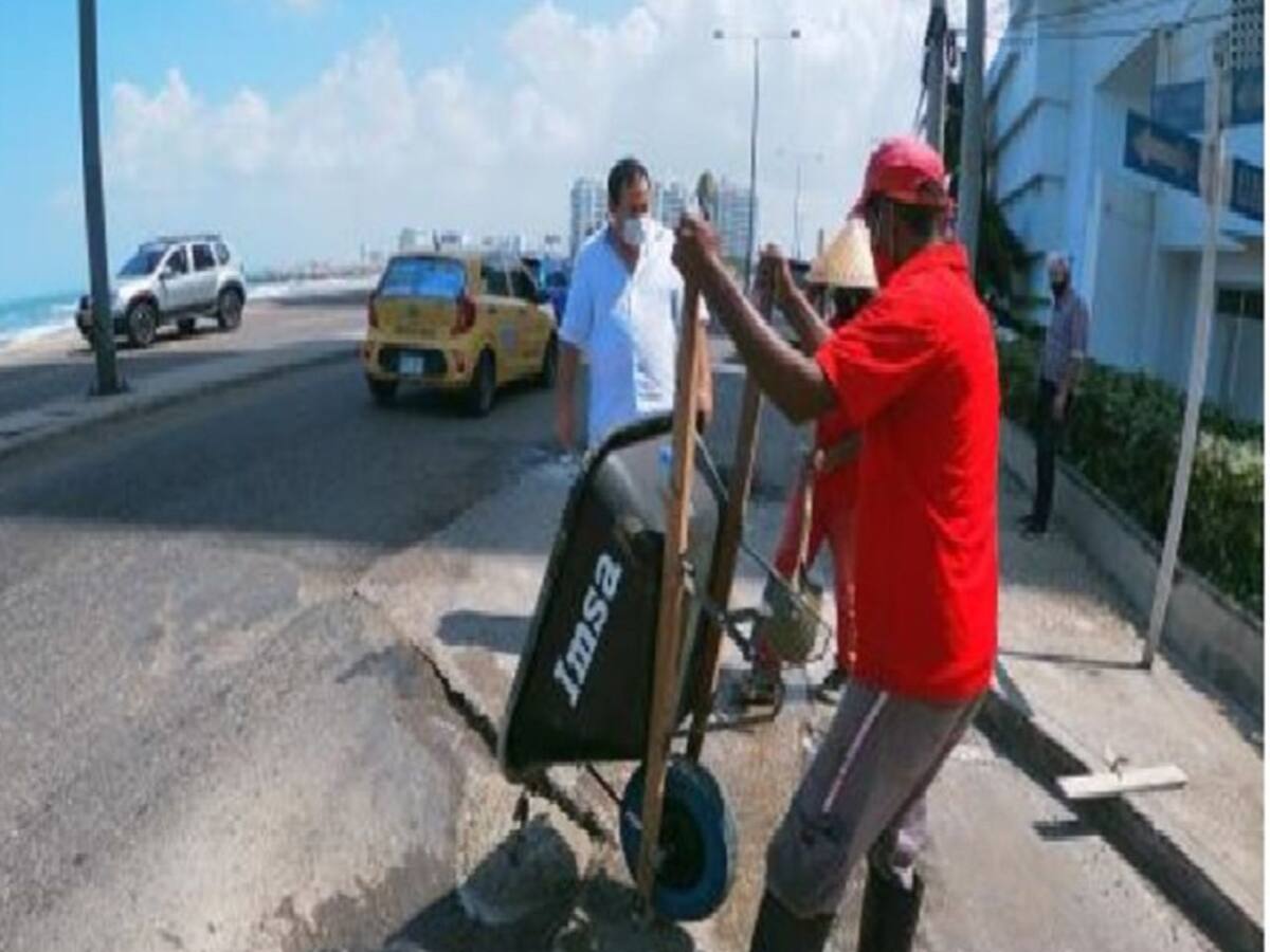 Ciudadanos realizan 'reparcheo' en Avenida Santander de Cartagena