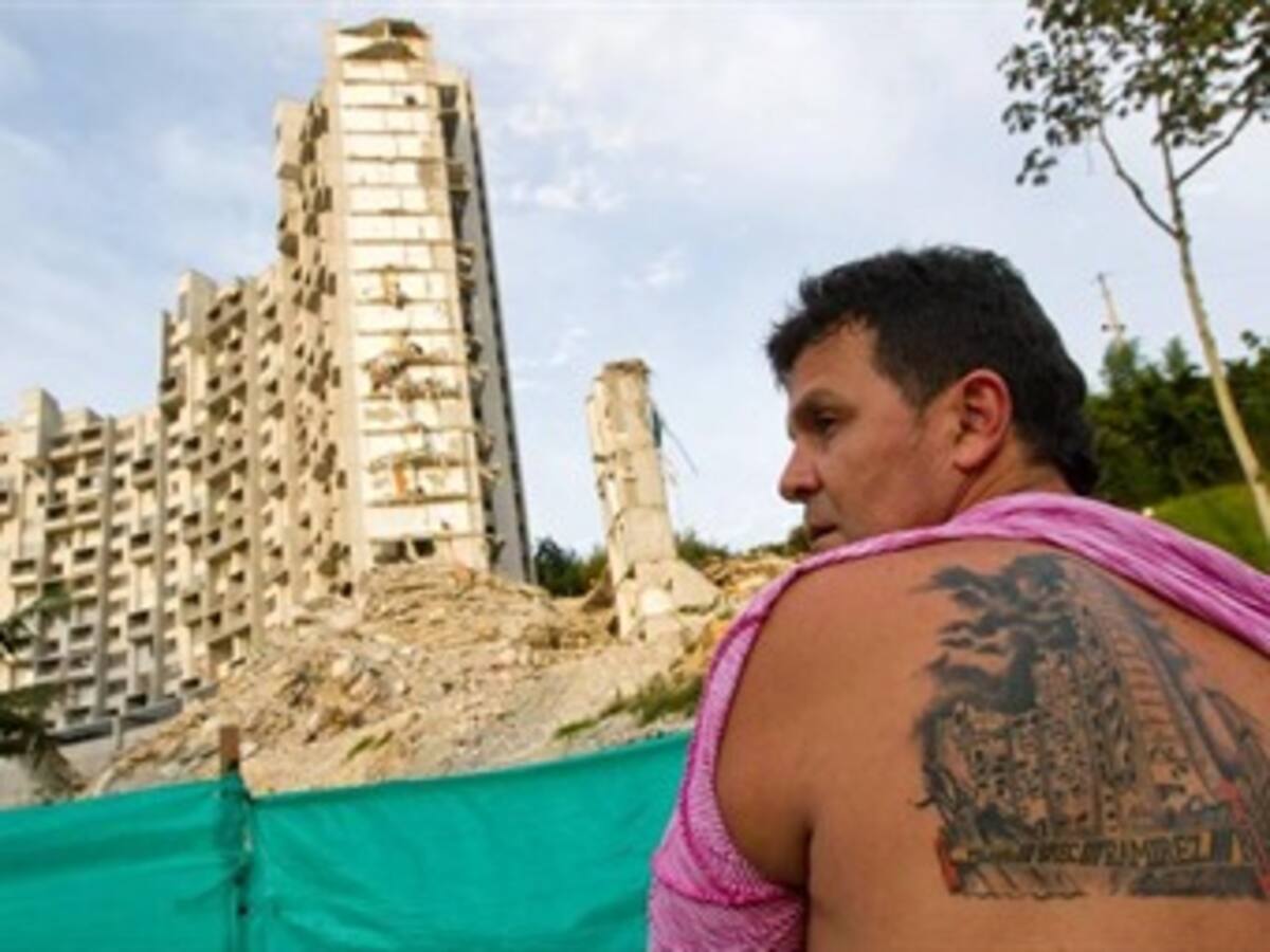 El héroe que se tatuó el edificio Space en la espalda