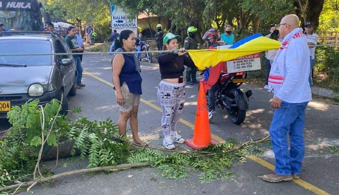 La comunidad cansada del mal estado de la malla vial, decidió taponar la única vía hasta nueva orden. 
