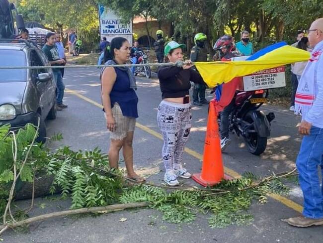La comunidad cansada del mal estado de la malla vial, decidió taponar la única vía hasta nueva orden.