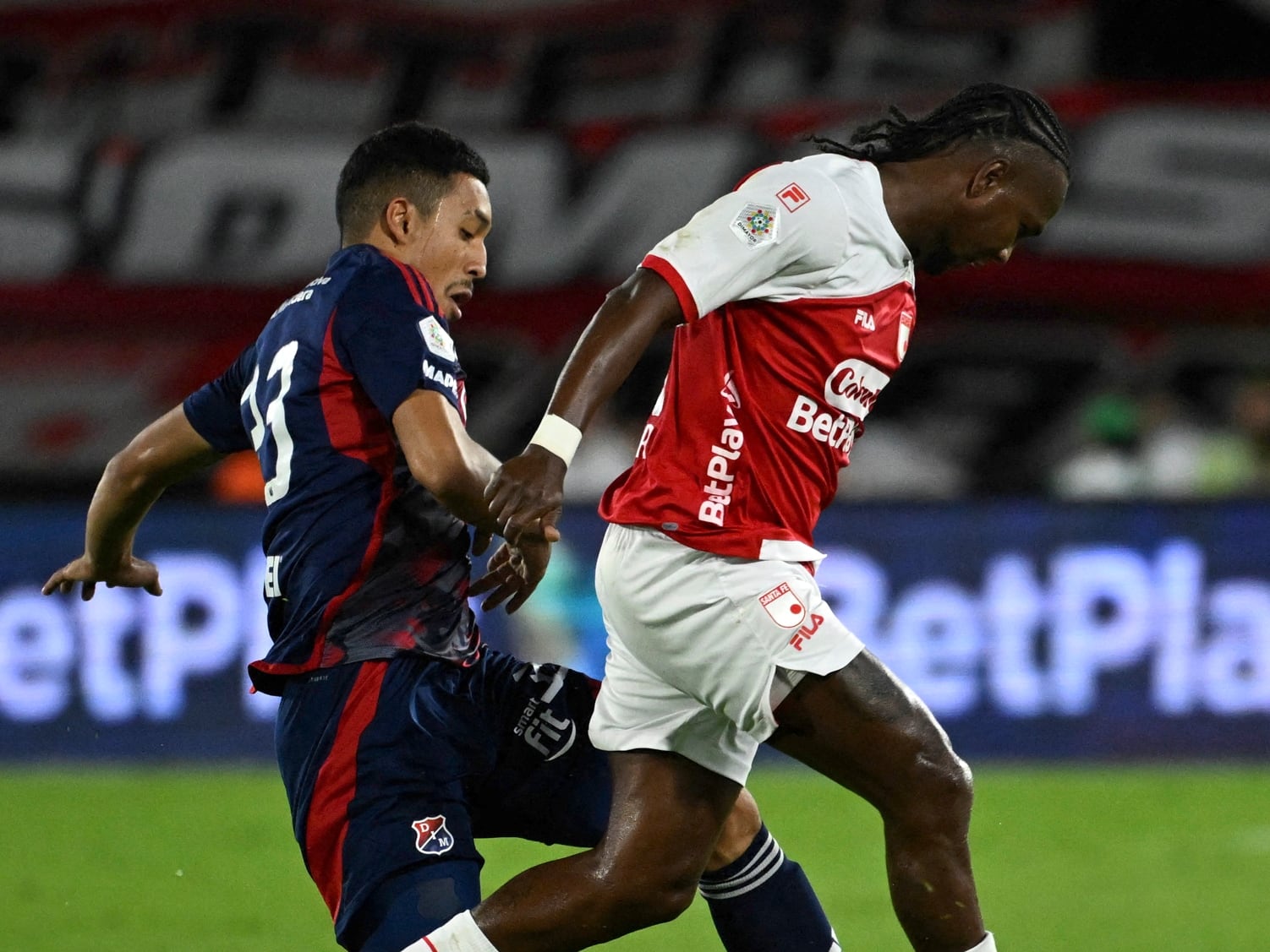 Hugo Rodallega disputa un balón con Daniel Londoño durante la primera final de la Liga. (Photo by LUIS ACOSTA/AFP via Getty Images)