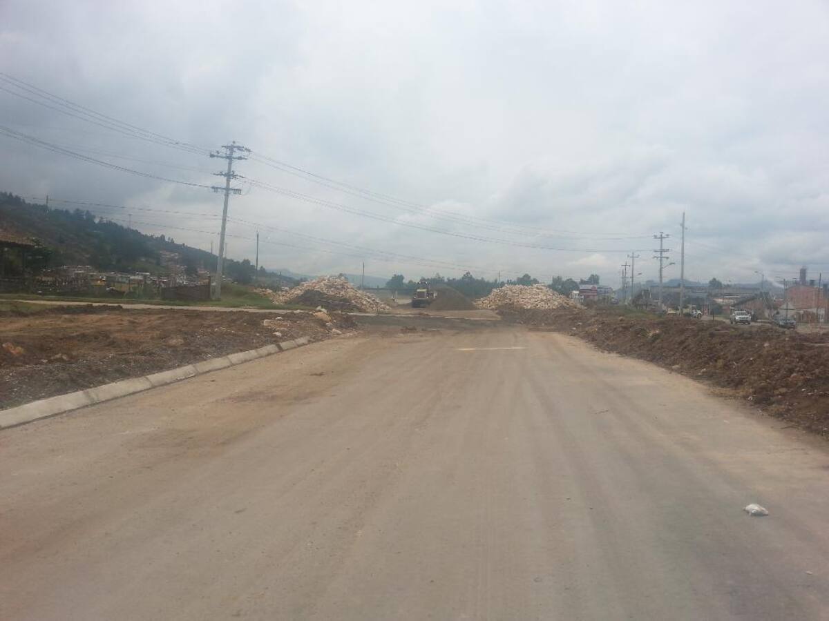 Imágenes tomadas por Caracol Radio o cortesía de la Gobernación de Boyacá que muestran las "trabas" en la movilidad por la demora en las obras, que generan calzadas sencillas en varios tramos de la carretera.