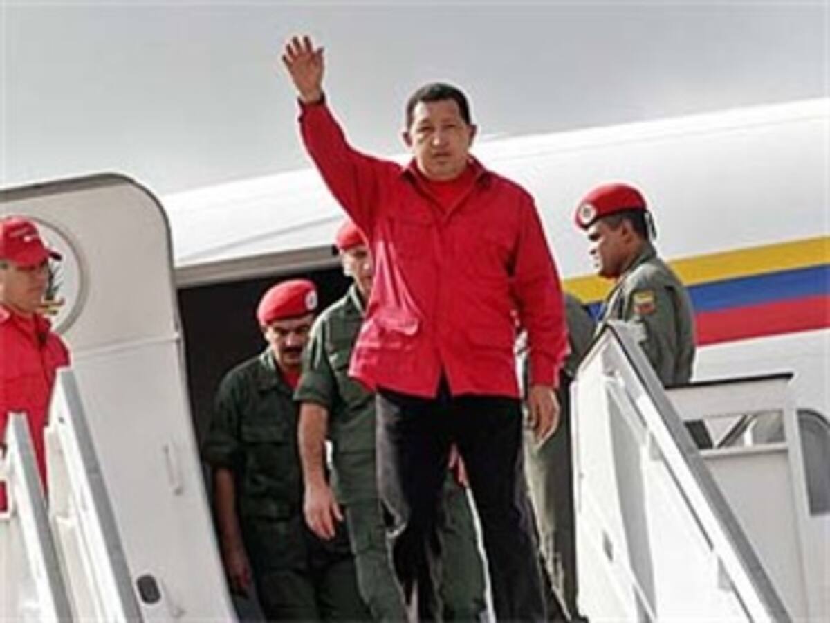 Chávez llega a Moscú para estrechar cooperación energética y militar