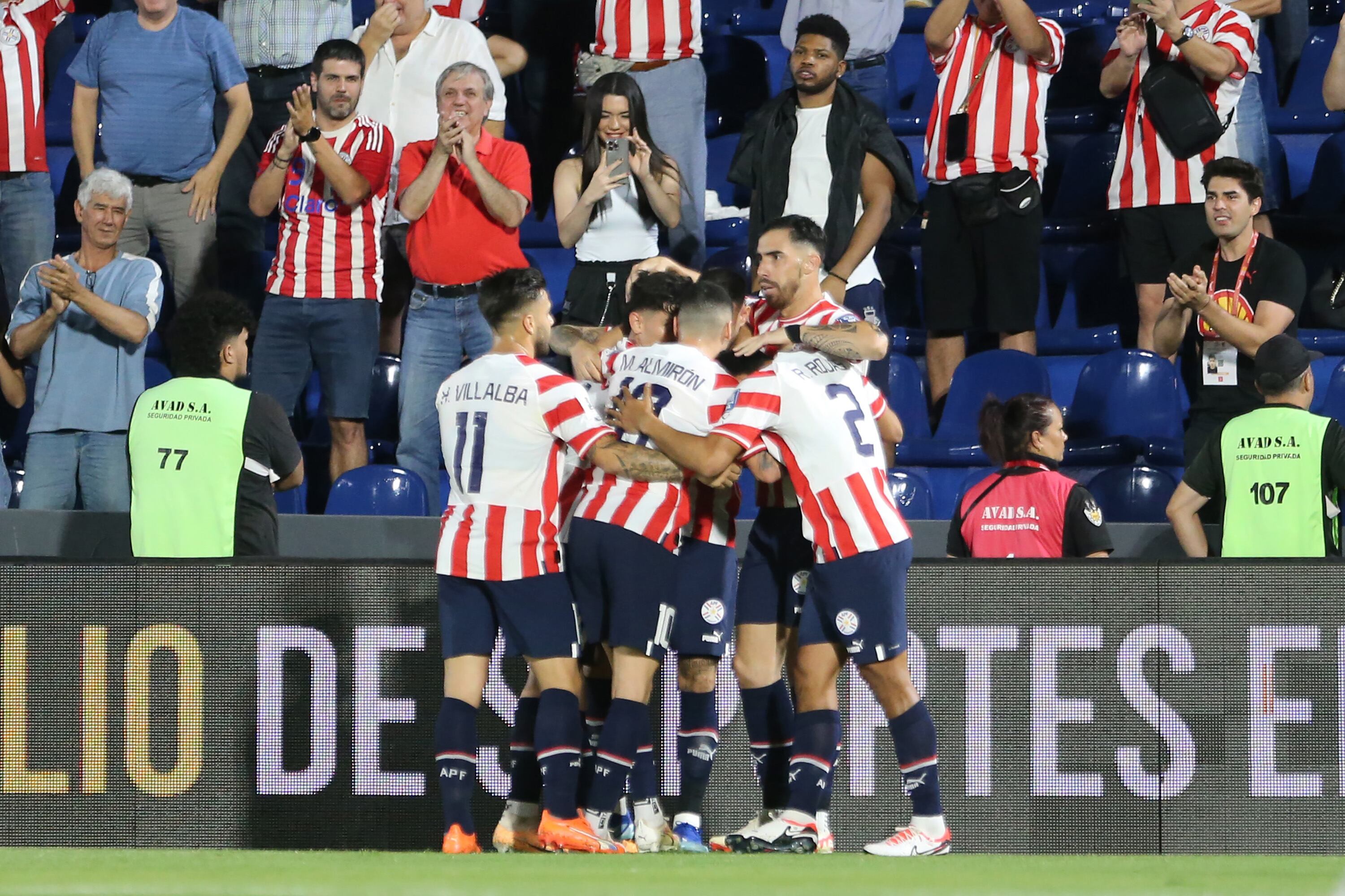 Antonio Sanabria festeja su gol en Paraguay vs Bolivia por las eliminatorias a la FIFA World Cup 2026 en el Estadio Defensores de Chaco