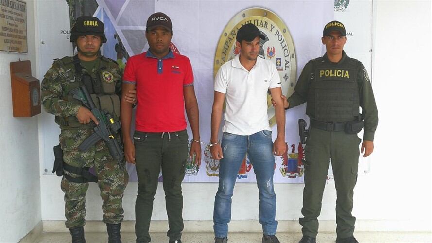 Las autoridades capturaron a dos presuntos integrantes de la banda Los Pelusos. Foto: Ejército Nacional