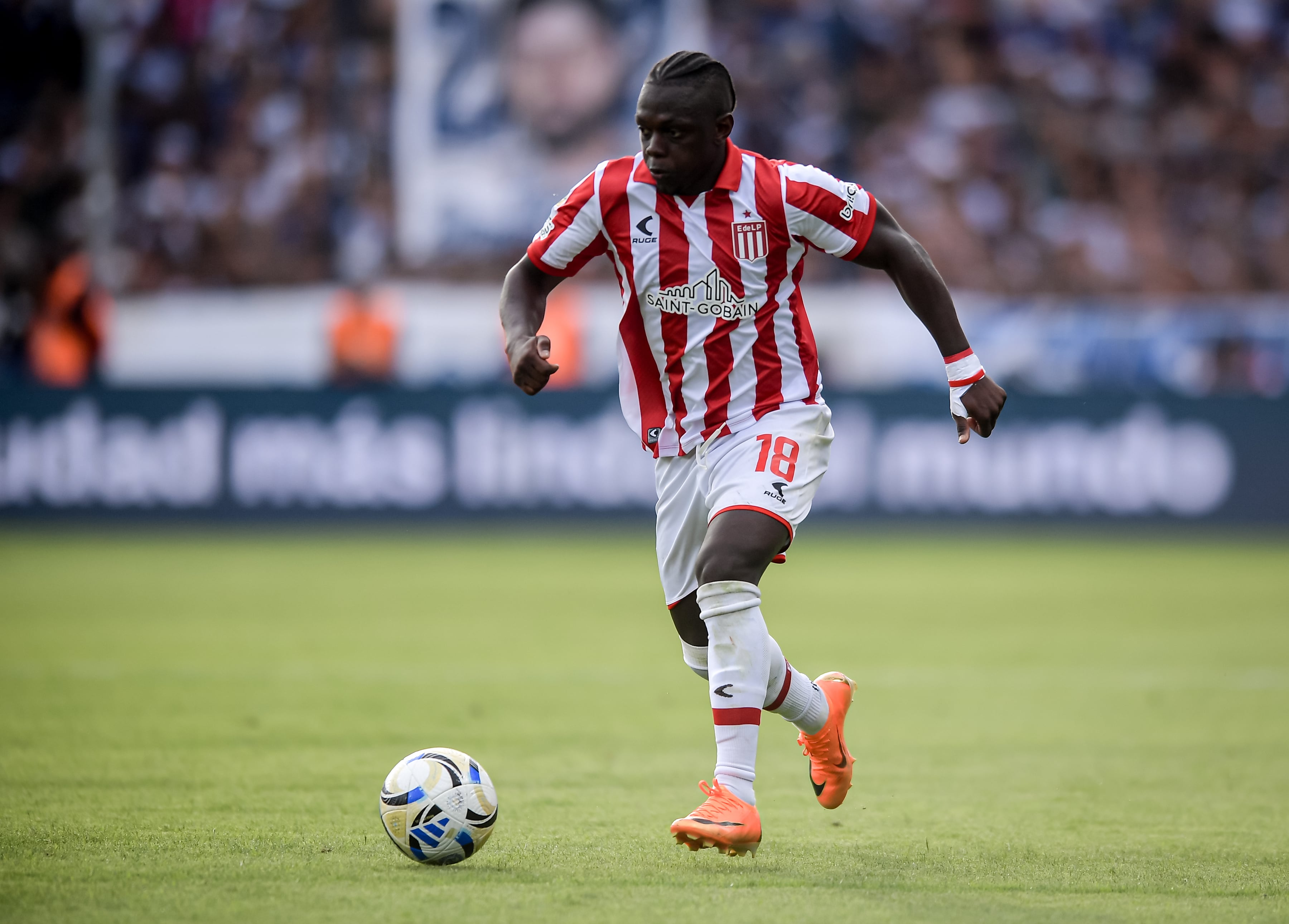LA PLATA, ARGENTINA - DECEMBER 8: Edwuin Cetre of Estudiantes La Plata runs with the ball during a Torneo Clausura Betano 2025 semifinal match between Gimnasia and Estudiantes at Juan Carmelo Zerillo Stadium on December 8, 2025 in La Plata, Argentina. (Photo by Marcelo Endelli/Getty Images)