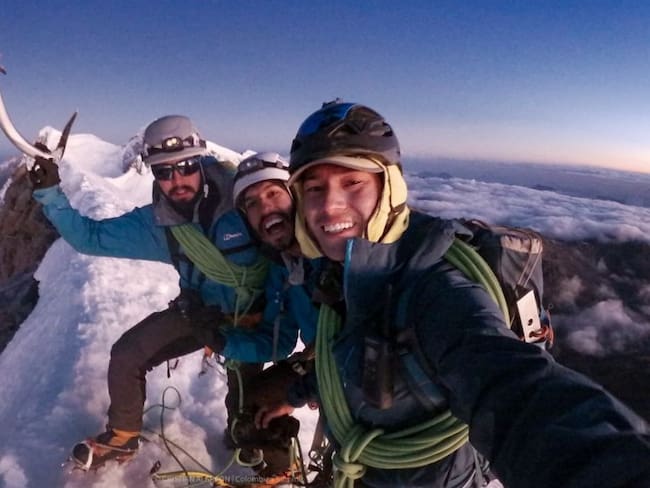 Tres aventureros &#039;conquistan&#039; y pisan el pico Colón de la Sierra Nevada