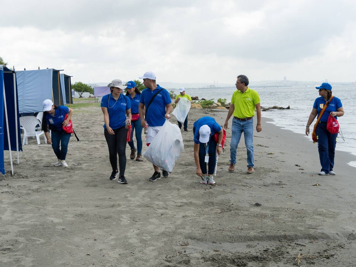 Afinia se vinculó a jornada de aseo en playas de Castillogrande