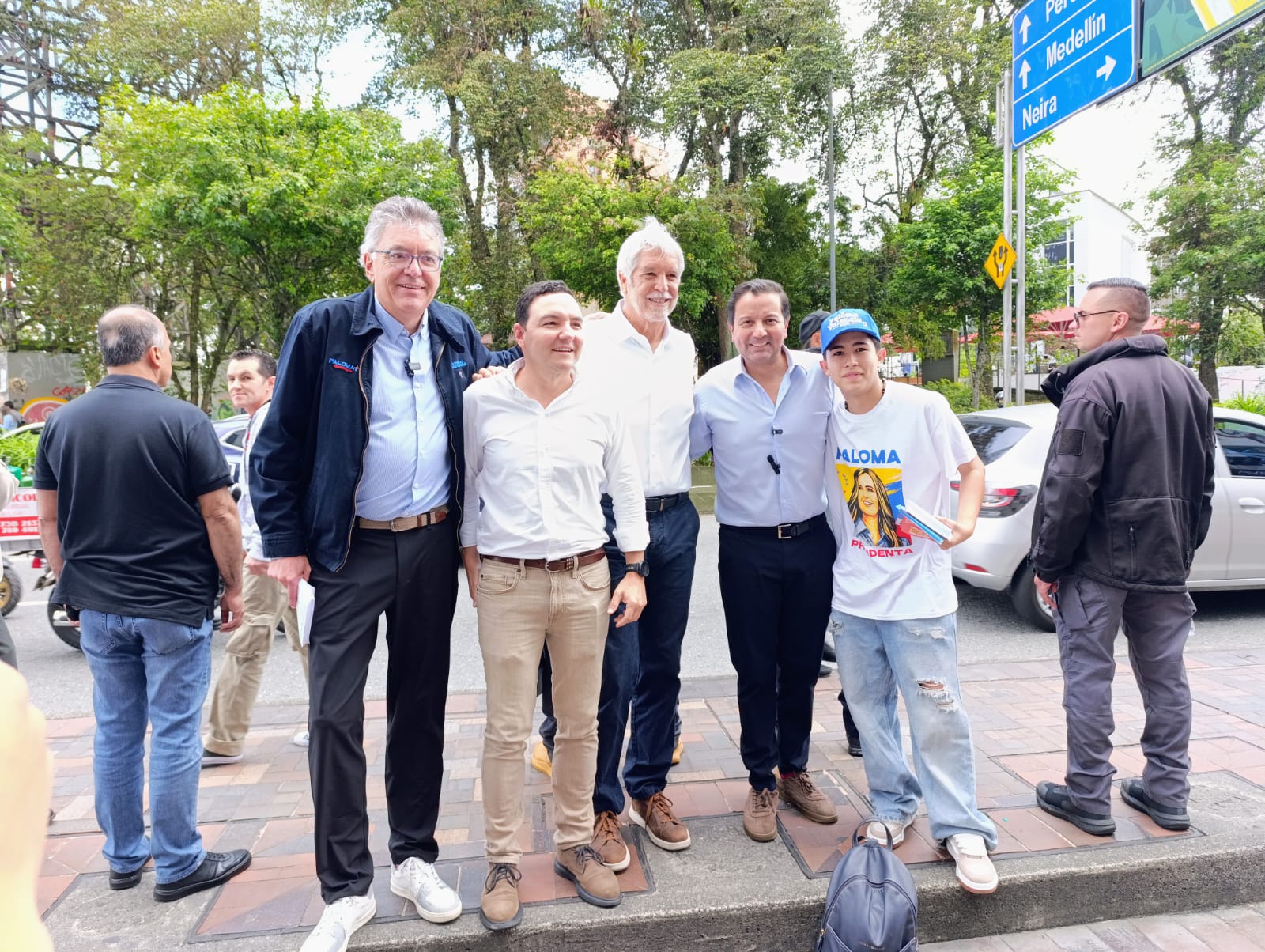 Mauricio Cárdenas, Miguel Trujillo, Enrique Peñalosa, David Luna y un colaborador de la campaña de Paloma Valencia, en el sector de El Cable, en Manizales.