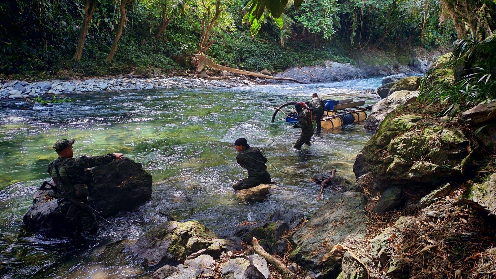 Operativo contra la minería ilegal en el río La Miel, en Samaná. Foto: Policía Caldas.