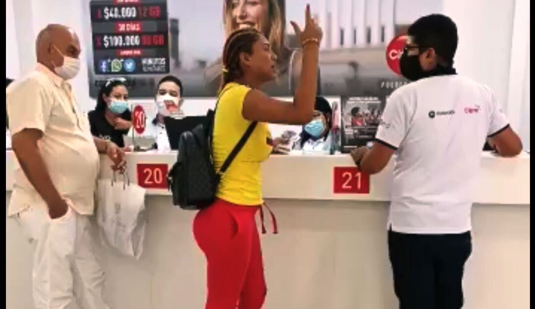 Millonarias pérdidas cercanas a los 10 millones de pesos dejó el ataque de ira que protagonizó la cliente porque se negó a usar el tapabocas 