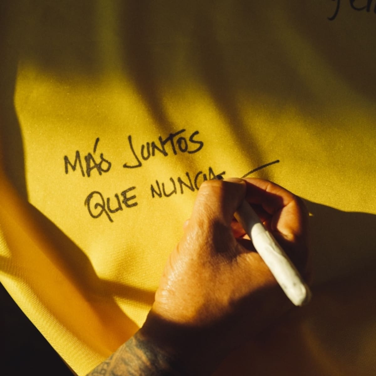 Hinchas colombianos y leyendas del fútbol lanzan mensaje de unión a través de un tifo