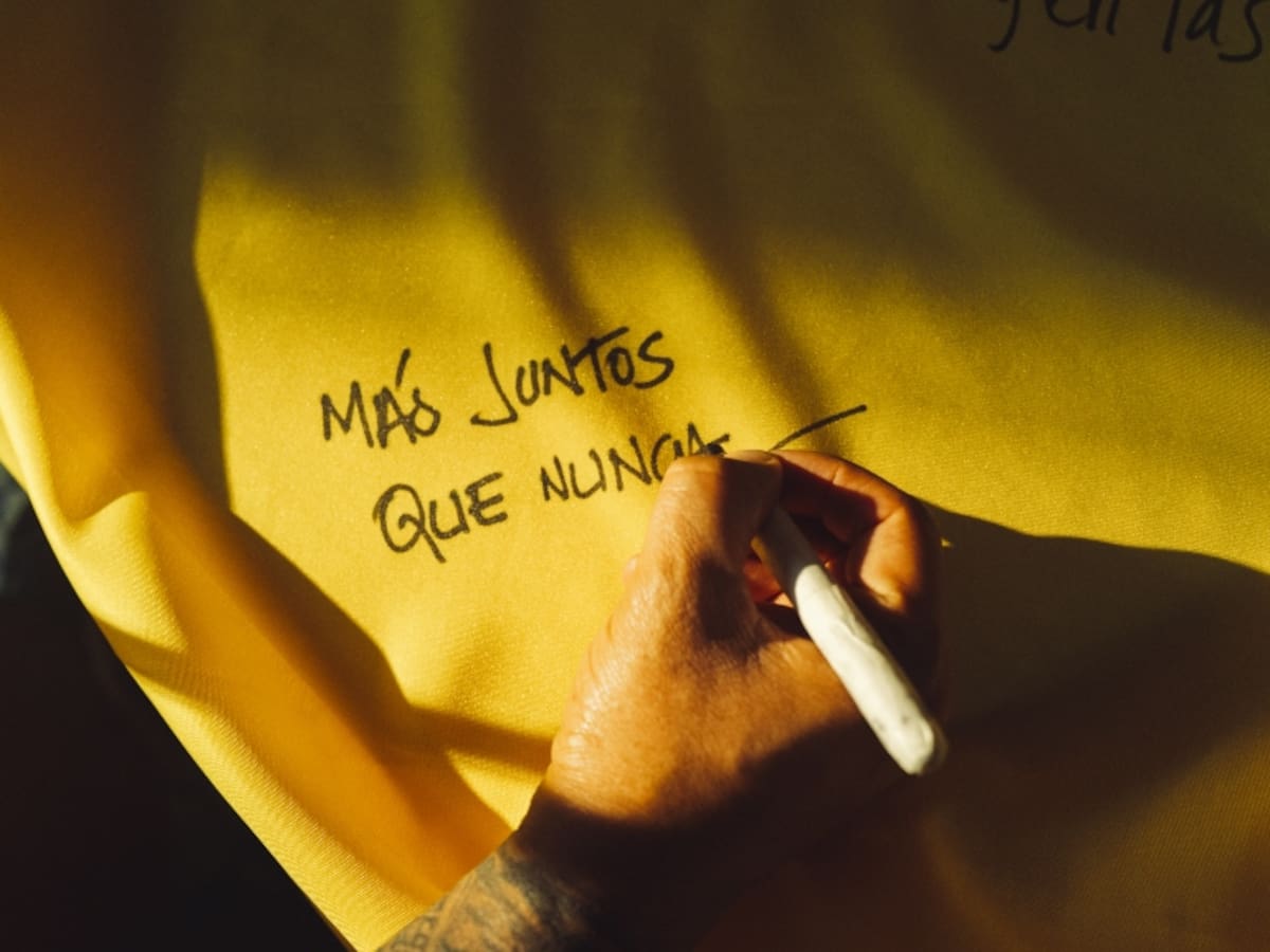 Hinchas colombianos y leyendas del fútbol lanzan mensaje de unión a través de un tifo