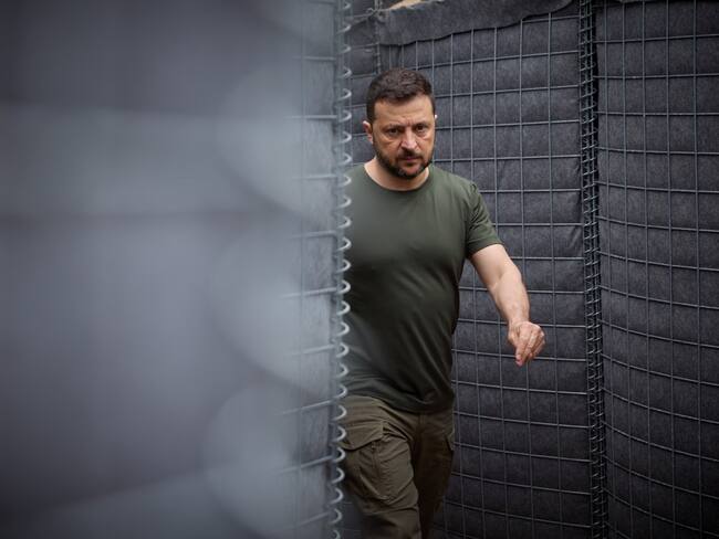 Volyn (Ukraine), 30/07/2024.- A handout made available by the Presidential Press Service shows Ukrainian President Volodymyr Zelensky inspecting the construction of fortifications at an undisclosed location, during his working visit in the Volyn region, Ukraine, 30 July 2024 amid the Russian invasion of Ukraine. (Zelenski, Rusia, Ucrania) EFE/EPA/PRESIDENTIAL PRESS SERVICE HANDOUT HANDOUT EDITORIAL USE ONLY/NO SALES