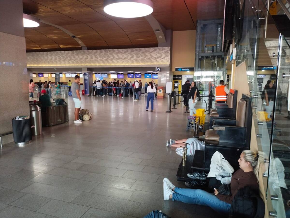 Más de 200 pasajeros varados por cancelación de vuelos en aeropuerto de Cartagena