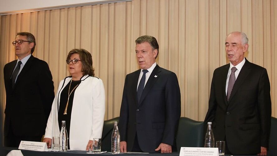 Miembros de la Coorporación Excelencia a la Justicia acompañados del presidente Juan Manuel Santos. Foto: Colprensa