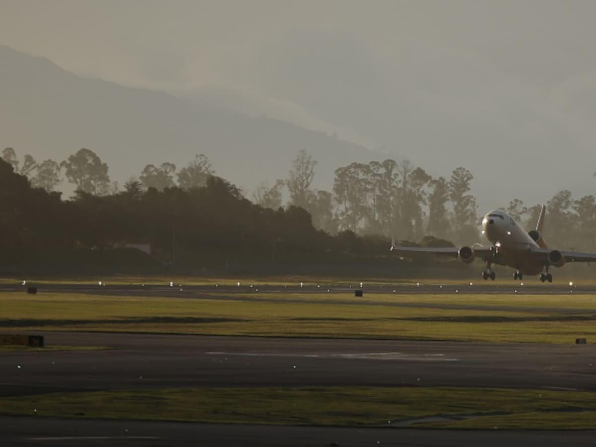 Restringen temporalmente una pista de aeropuerto de Bogotá por falla de luces