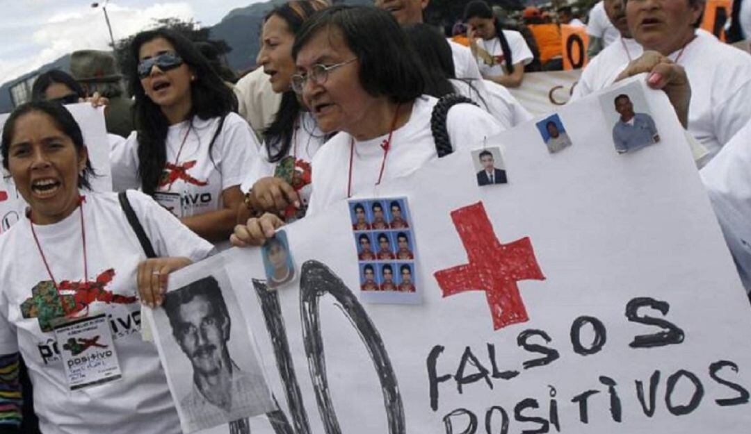 Las ejecuciones extrajudiciales consiste en asesinatos en los cuales es clara la responsabilidad del Estado, ya sea porque a través de agentes se le negó el derecho a la vida a algunas personas, o porque quienes cometieron los crímenes contaron con el apoyo de esos mismos agentes estatales.