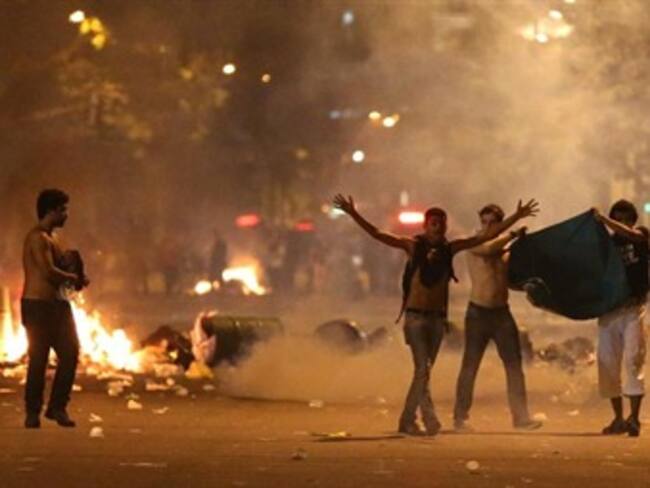 Manifestantes y policía se enfrentan cerca de estadio de Copa Confederaciones