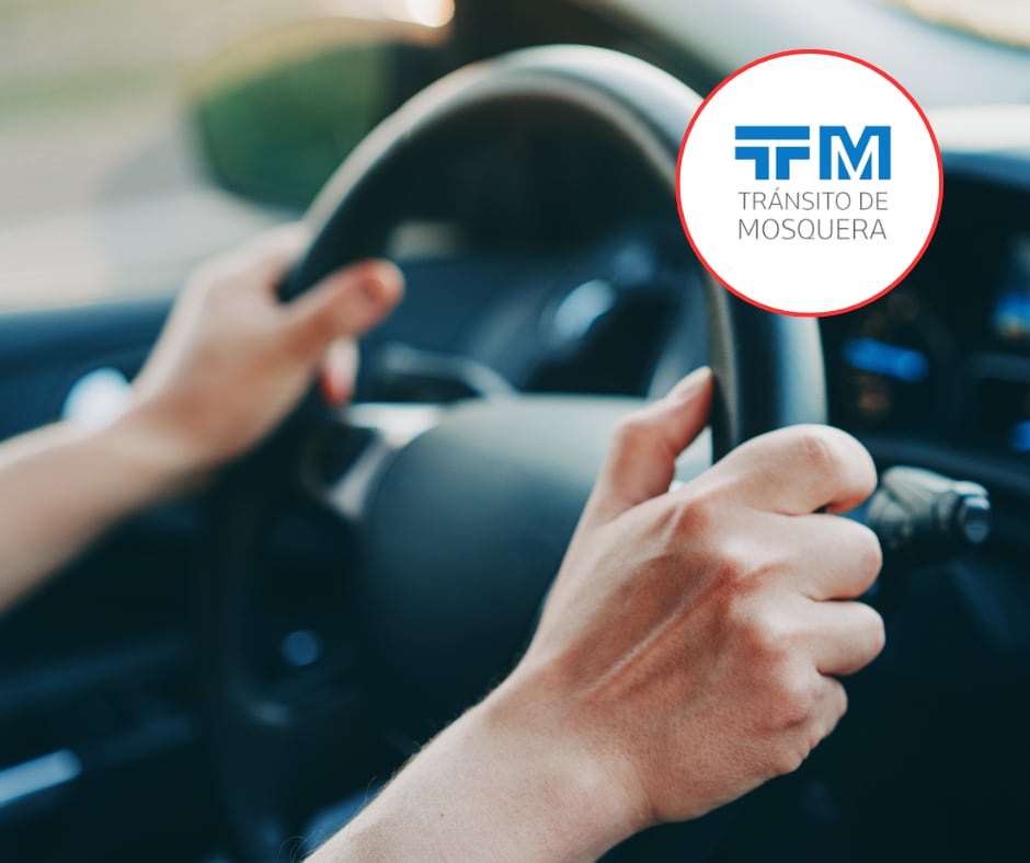 Conductor manejando y logo Tránsito Mosquera (Getty Images)