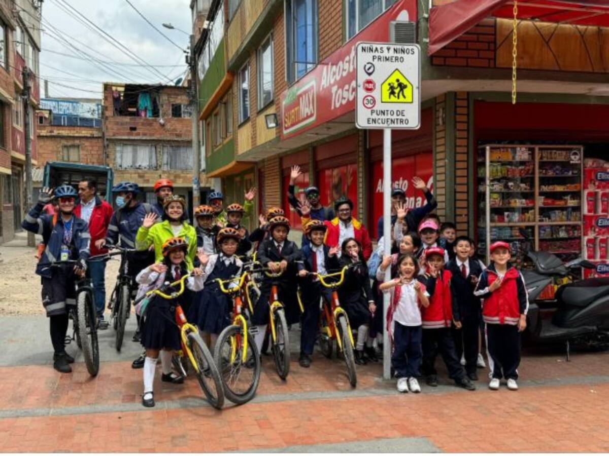 Distrito instala nueva señalización para reconocer espacios seguros para biciusuarios