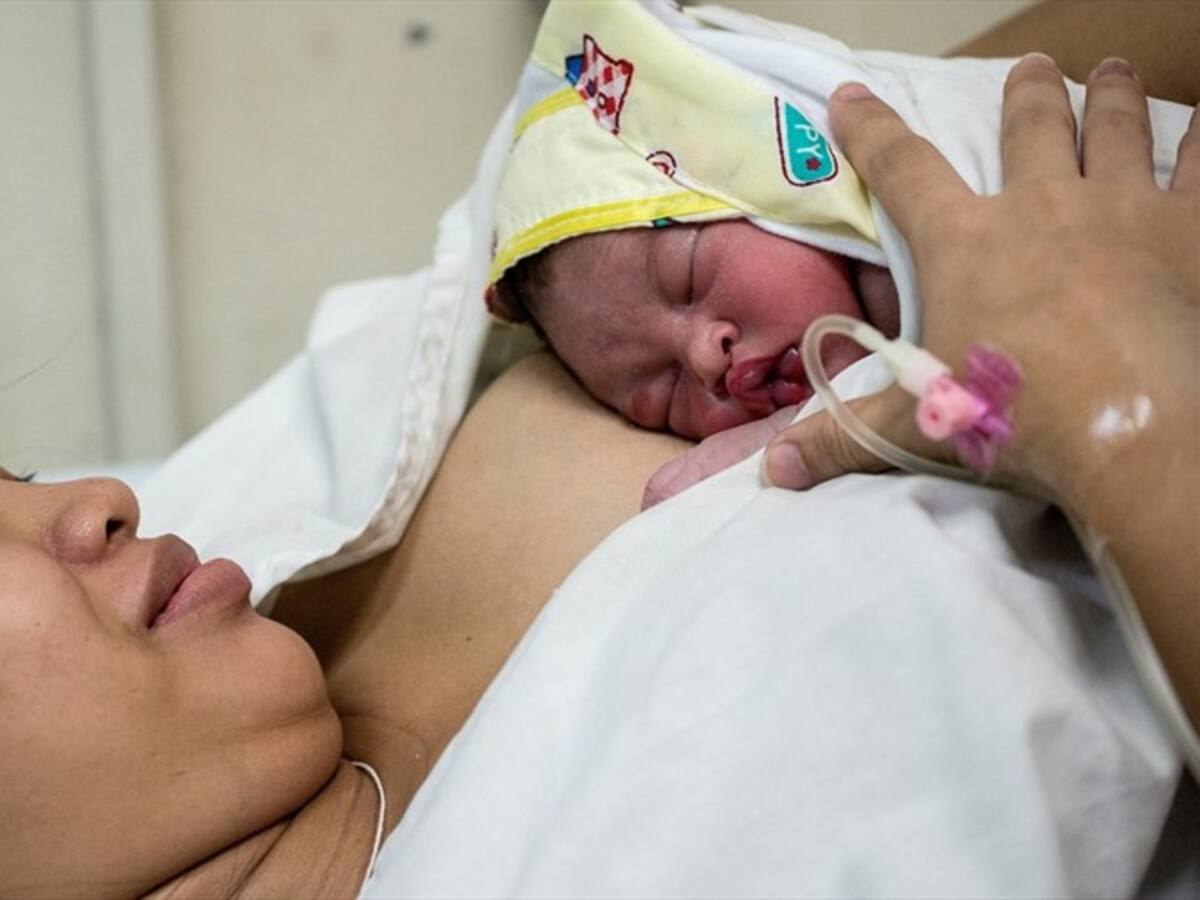 ¿Las parteras y doulas deben entrar a las salas de parto con las madres?