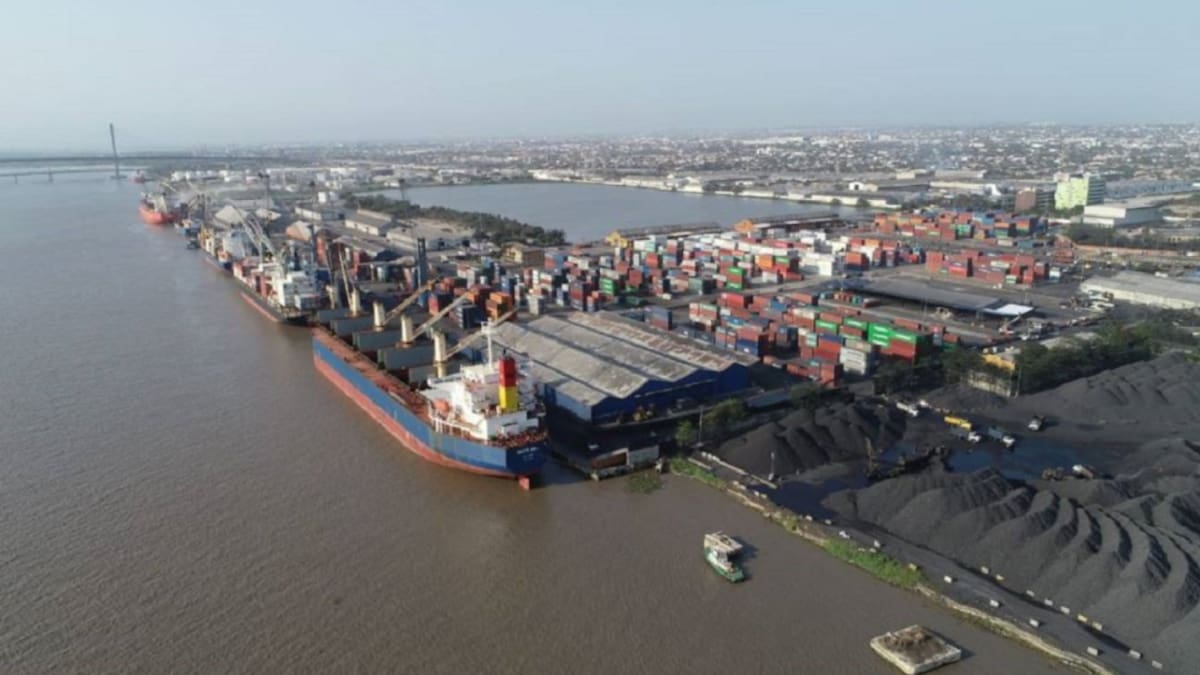 Diez horas permaneció sin operaciones el puerto por buque encallado