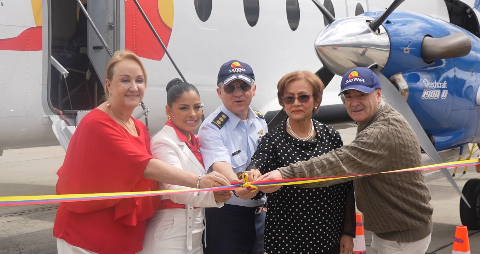 El vuelo inaugural de Satena contó con la participación del presidente de la empresa, mayor Oscar Zuluaga y dirigentes políticos de la región como Olga Beatriz González y Jahel Quiroga.