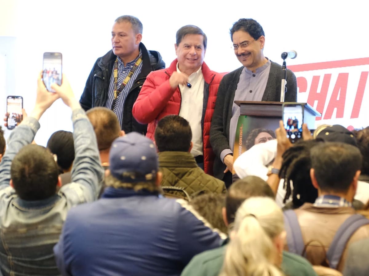 Iván Cepeda sella coalición con En Marcha para fortalecer bloque rumbo a presidenciales