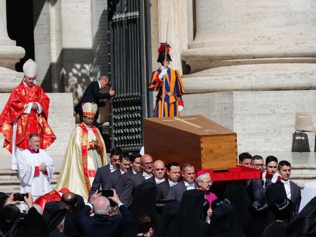 Vatican City (Vatican City State (Holy See)), 26/04/2025.- Pallbearers carry the coffin of Pope Francis during the funeral Mass on the parvis of Saint Peter's Basilica in Vatican City, 26 April 2025. Pope Francis passed away on Easter Monday, 21 April 2025, at the age of 88. (Papa) EFE/EPA/GIUSEPPE LAMI