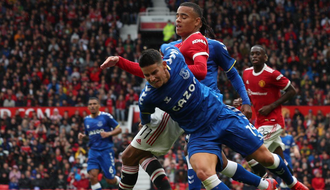 James Rodríguez disputa un balón durante el amistoso de pretemporada frente al Manchester United.