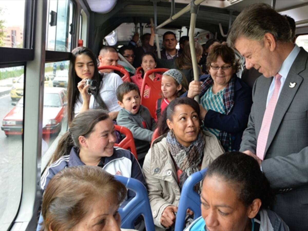 Santos dialoga con usuarios de Transmilenio