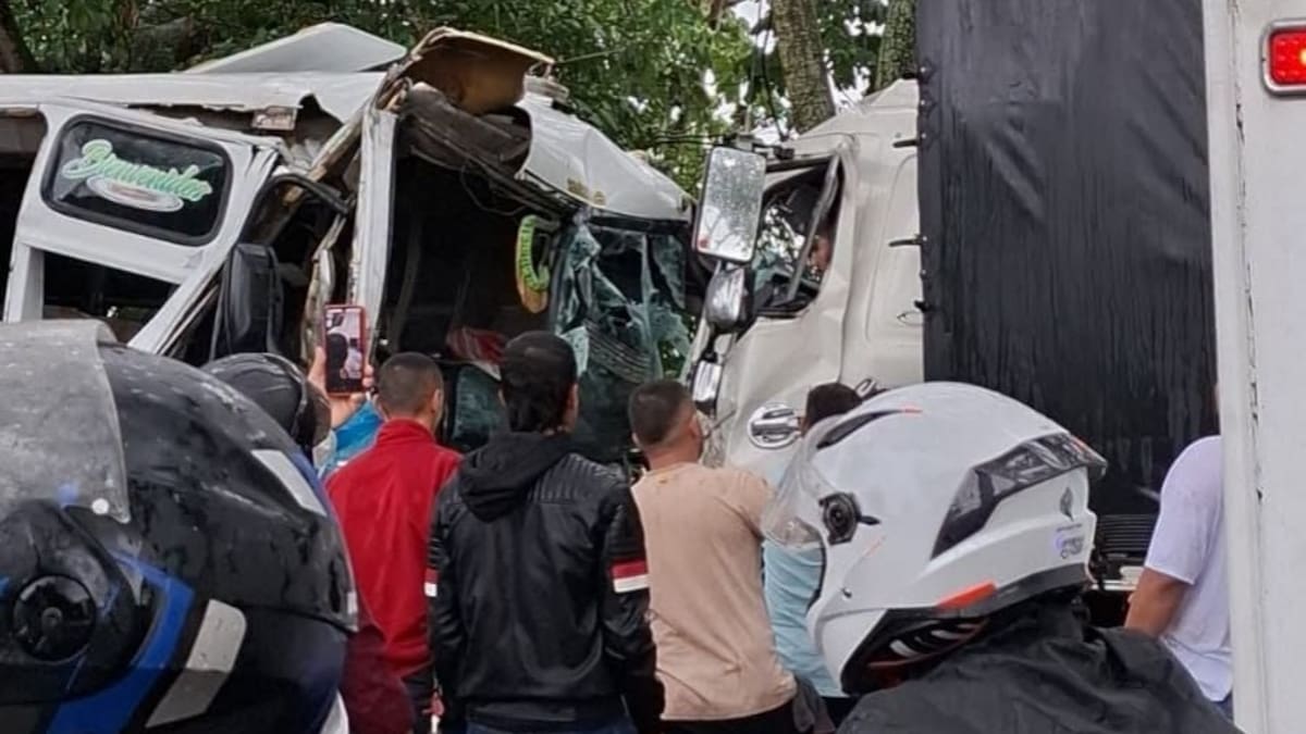 Fuerte choque entre un bus y un camión deja un conductor muerto en la vía Ibagué – El Espinal