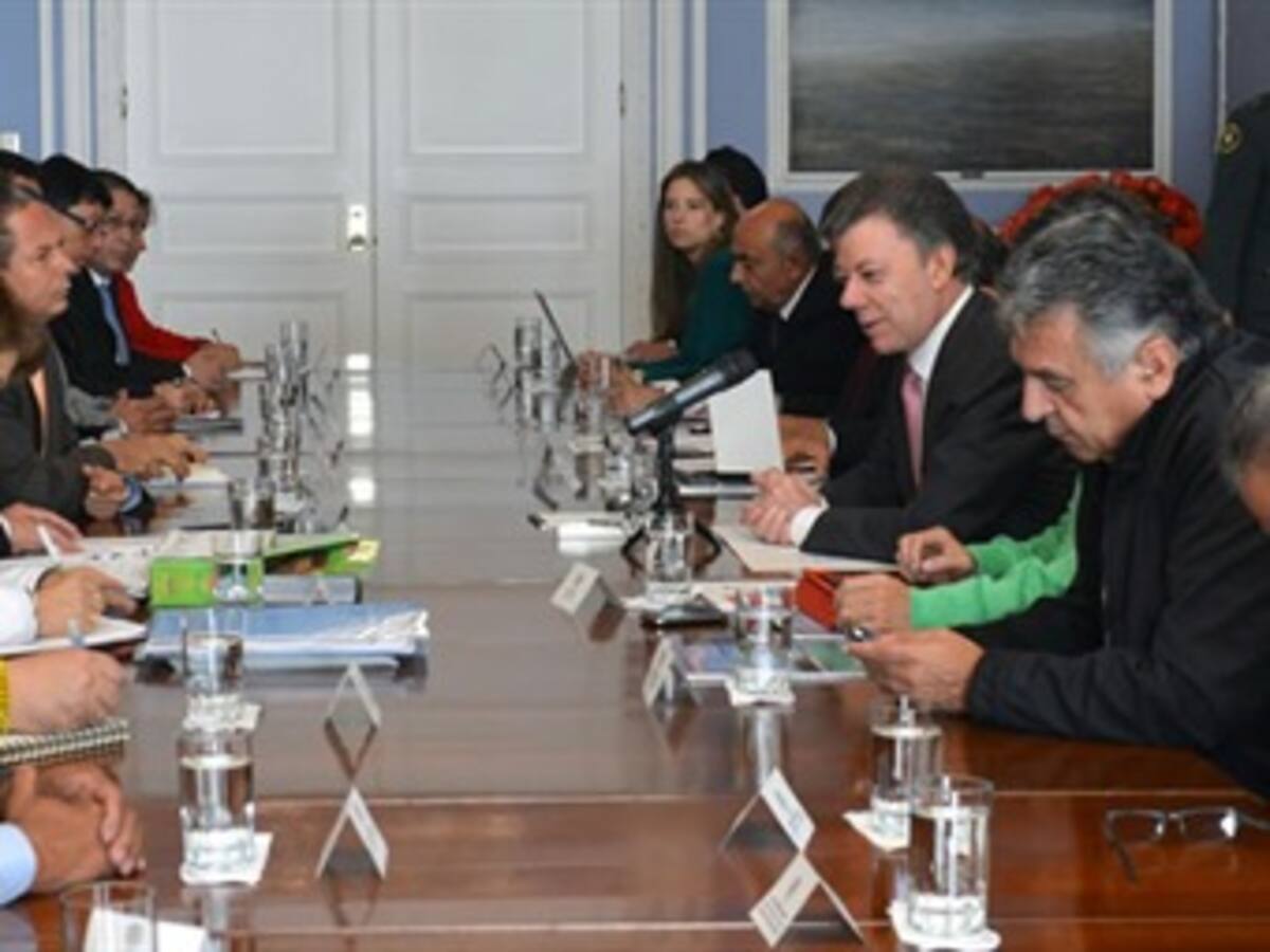 Centrales obreras expresaron su apoyo al proceso de paz, reveló el presidente Santos